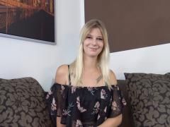 Deutsche Blondine legt beim Blasen los